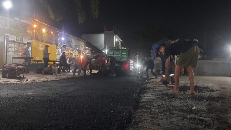 — Pemerintah Desa Jayasampurna, Kecamatan Serang Baru, Kabupaten Bekasi, melakukan perbaikan jalan lingkungan di wilayah RW 014 pada Sabtu (05/09) malam. Perbaikan dilakukan pada ruas jalan sepanjang 186 meter dengan lebar 3 meter yang berada tepat di depan Perumahan Cikarang Utama Residence II.