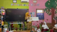 – SDN Wanasari 01, Kecamatan Cibitung, Kabupaten Bekasi, menggunakan metode mendongeng dengan properti pendukung untuk meningkatkan minat baca sekaligus membuat kegiatan belajar di perpustakaan lebih menyenangkan.