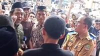 Aksi sekelompok massa yang memperotes hasil pelaksanaan Pilkades di Desa Tamansari, Kecamatan Setu, Kabupaten Bekasi, Senin (28/09) kemarin.