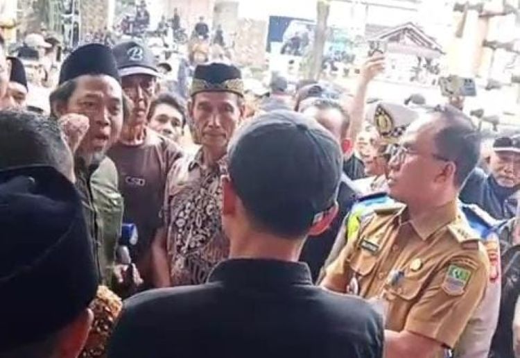 Aksi sekelompok massa yang memperotes hasil pelaksanaan Pilkades di Desa Tamansari, Kecamatan Setu, Kabupaten Bekasi, Senin (28/09) kemarin.