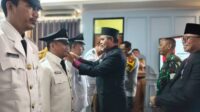 Lima Penjabat (Pj) Kepala Desa yang baru dilantik di Kecamatan Cikarang Selatan diminta memastikan seluruh pelayanan masyarakat tetap berjalan selama masa transisi pemerintahan desa.