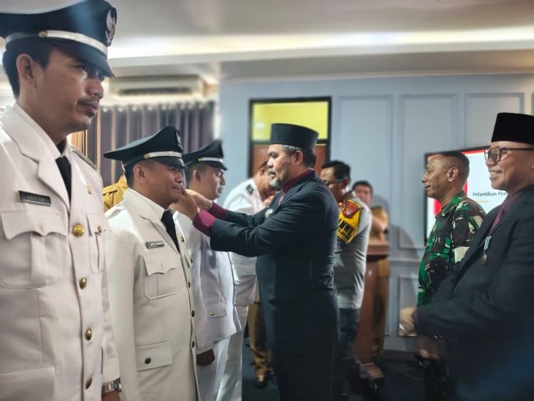 Lima Penjabat (Pj) Kepala Desa yang baru dilantik di Kecamatan Cikarang Selatan diminta memastikan seluruh pelayanan masyarakat tetap berjalan selama masa transisi pemerintahan desa.