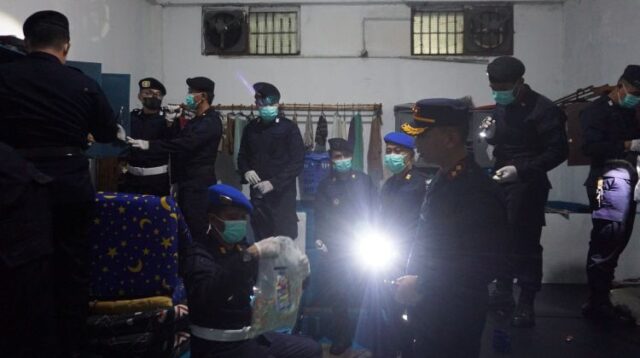 Lembaga Pemasyarakatan (Lapas) Kelas IIA Cikarang bersama aparat penegak hukum (APH) Kabupaten Bekasi menggelar razia atau inspeksi mendadak (sidak) di seluruh blok hunian, Senin (21/09) malam.