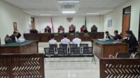 Keterangan saksi dalam sidang lanjutan perkara dugaan pengeroyokan dengan terdakwa Nyumarno dkk mengungkap tidak adanya kesaksian langsung yang menyebut anggota DPRD Kabupaten Bekasi, Nyumarno melakukan pemukulan terhadap korban berinisial FA. Hal itu terungkap dalam persidangan yang digelar di Pengadilan Negeri Cikarang, Senin (28/09).