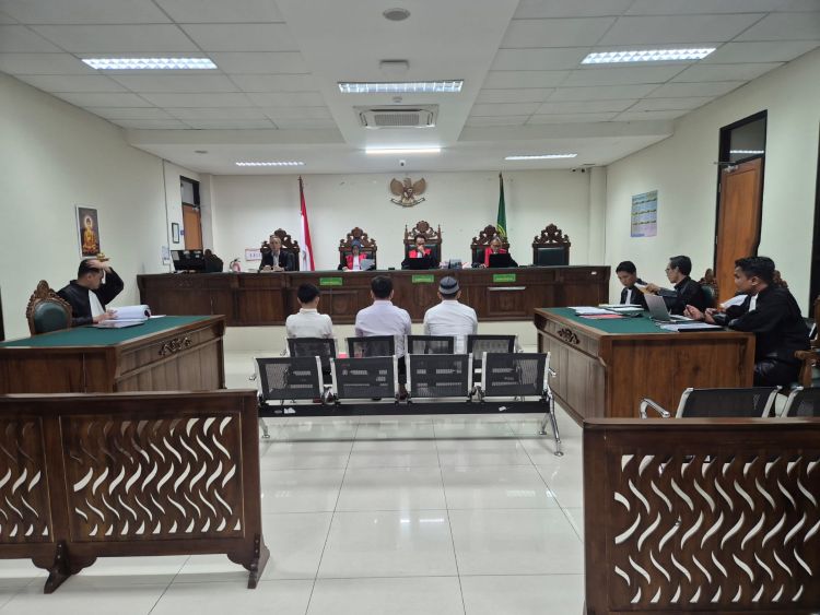 Keterangan saksi dalam sidang lanjutan perkara dugaan pengeroyokan dengan terdakwa Nyumarno dkk mengungkap tidak adanya kesaksian langsung yang menyebut anggota DPRD Kabupaten Bekasi, Nyumarno melakukan pemukulan terhadap korban berinisial FA. Hal itu terungkap dalam persidangan yang digelar di Pengadilan Negeri Cikarang, Senin (28/09).