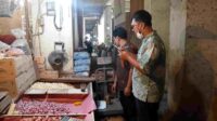 Petugas UPTD Metrologi Legal memeriksa dan melakukan tera ulang terhadap 474 alat ukur, takar, timbang dan perlengkapannya (UTTP) milik pedagang di Pasar Induk Cibitung, Kamis (24/09).