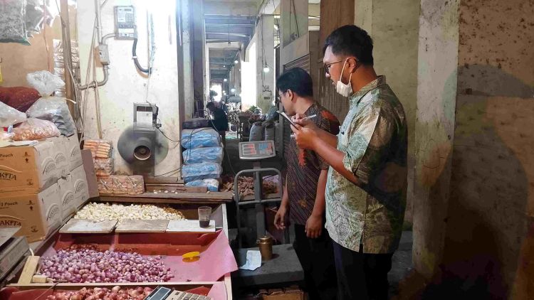 Petugas UPTD Metrologi Legal memeriksa dan melakukan tera ulang terhadap 474 alat ukur, takar, timbang dan perlengkapannya (UTTP) milik pedagang di Pasar Induk Cibitung, Kamis (24/09).