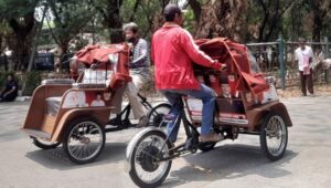 Sejumlah calon penerima bantuan di Kabupaten Bekasi saat mendapat kesempatan melakukan test drive untuk beradaptasi dengan sistem penggerak elektrik becak listrik, Rabu (23/09).