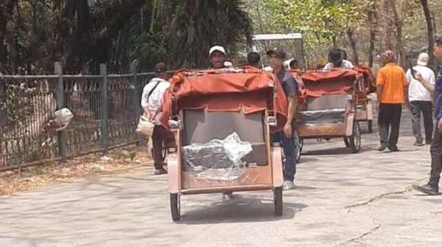 Salah seorang calon penerima bantuan di Kabupaten Bekasi saat mendapat kesempatan melakukan test drive untuk beradaptasi dengan sistem penggerak elektrik becak listrik, Rabu (23/09).