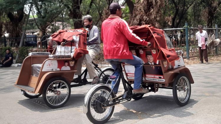 Sejumlah calon penerima bantuan di Kabupaten Bekasi saat mendapat kesempatan melakukan test drive untuk beradaptasi dengan sistem penggerak elektrik becak listrik, Rabu (23/09).