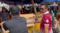 Bupati Bekasi Asep Surya Atmaja kembali meninjau penataan Pasar Baru Cikarang, Minggu (25/10) pagi. Meski lapak baru telah disiapkan untuk pedagang, masih ditemukan pedagang yang berjualan di badan jalan, tepatnya di simpang SGC.