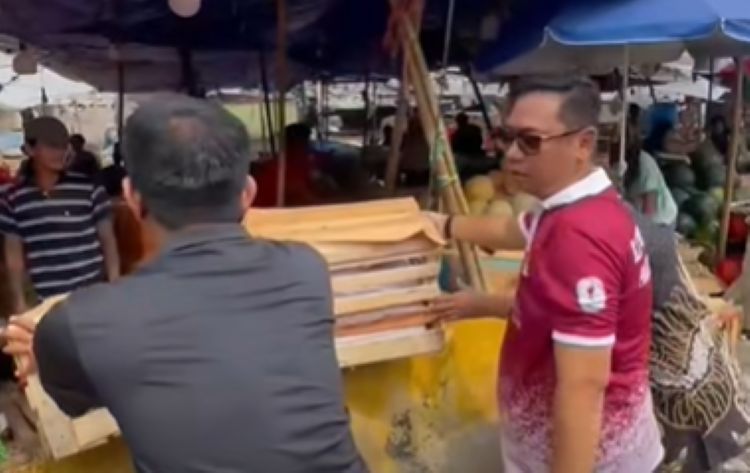 Bupati Bekasi Asep Surya Atmaja kembali meninjau penataan Pasar Baru Cikarang, Minggu (25/10) pagi. Meski lapak baru telah disiapkan untuk pedagang, masih ditemukan pedagang yang berjualan di badan jalan, tepatnya di simpang SGC.