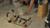 Polisi menyita tiga bilah pisau dapur, satu meja belajar anak dan satu unit setrika yang diduga digunakan AS alias AAK untuk menganiaya M (42) korban perampokan di Desa Karangraharja, Kecamatan Cikarang Utara, Kabupaten Bekasi.