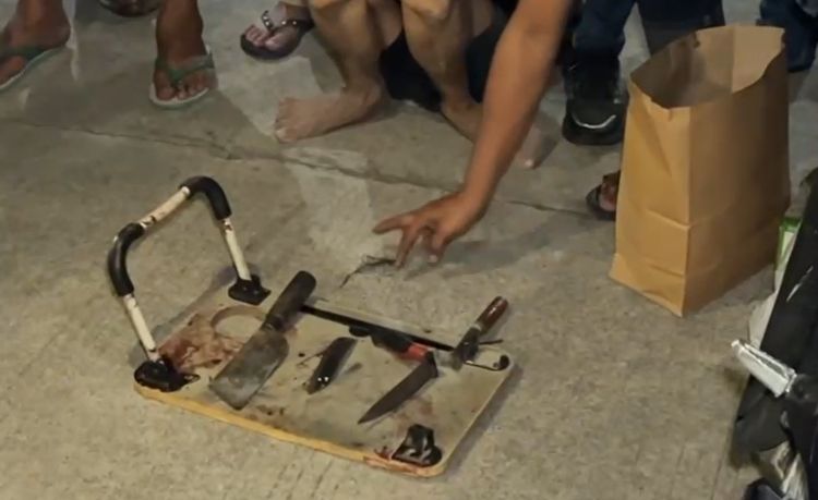 Polisi menyita tiga bilah pisau dapur, satu meja belajar anak dan satu unit setrika yang diduga digunakan AS alias AAK untuk menganiaya M (42) korban perampokan di Desa Karangraharja, Kecamatan Cikarang Utara, Kabupaten Bekasi.