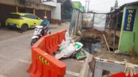 GALIAN PLN CIKARANG Pekerjaan galian kabel listrik bawah tanah milik PLN di Kecamatan Cikarang Timur, Kabupaten Bekasi, tak hanya dikeluhkan karena memicu kemacetan. Sejumlah warga Desa Jatireja juga mengeluhkan kerusakan bangunan rumah hingga terganggunya aktivitas usaha kecil di sekitar lokasi proyek.