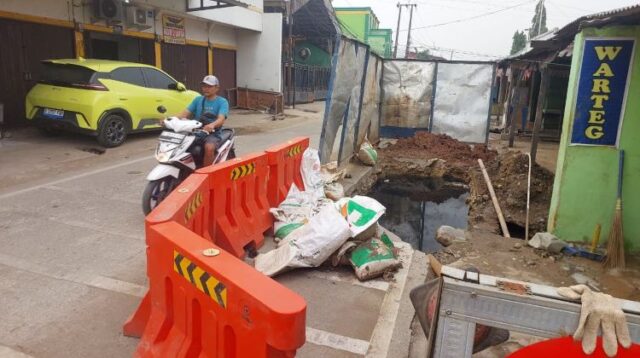 Pekerjaan galian kabel listrik bawah tanah milik PLN di Kecamatan Cikarang Timur, Kabupaten Bekasi, tak hanya dikeluhkan karena memicu kemacetan. Sejumlah warga Desa Jatireja juga mengeluhkan kerusakan bangunan rumah hingga terganggunya aktivitas usaha kecil di sekitar lokasi proyek.