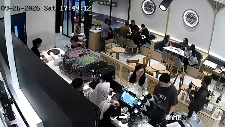 Aksi dugaan pencurian dengan modus ‘geser tas’ yang menyasar pengunjung outlet kopi di kawasan AEON Mall Deltamas, Cikarang Pusat, Kabupaten Bekasi beberapa waktu lalu.