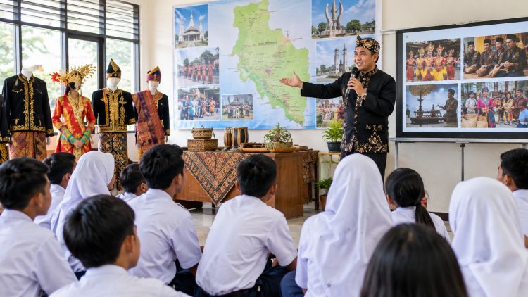 Ilustrasi: Pemberian pemahaman siswa mengenai pentingnya menjaga persatuan dan menghormati perbedaan suku maupun budaya di tengah masyarakat.