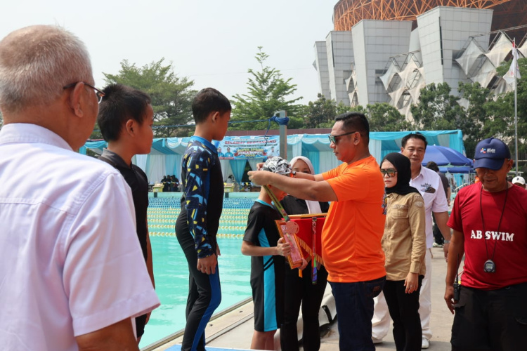 Plt Bupati Bekasi Asep Surya Atmaja menyebutKejuaraan Renang Antar Pelajar dan Perkumpulan Swimming Super Sprint Piala Bupati Bekasi 2026 menjadi ajang pembinaan sekaligus penjaringan atlet renang potensial di Kabupaten Bekasi.