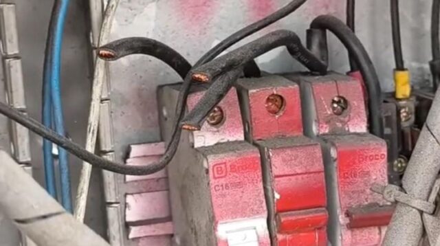 Potongan kabel dan panel PJU. Sumber: screenshoot akun TikTok @pjudishubkabbekasi