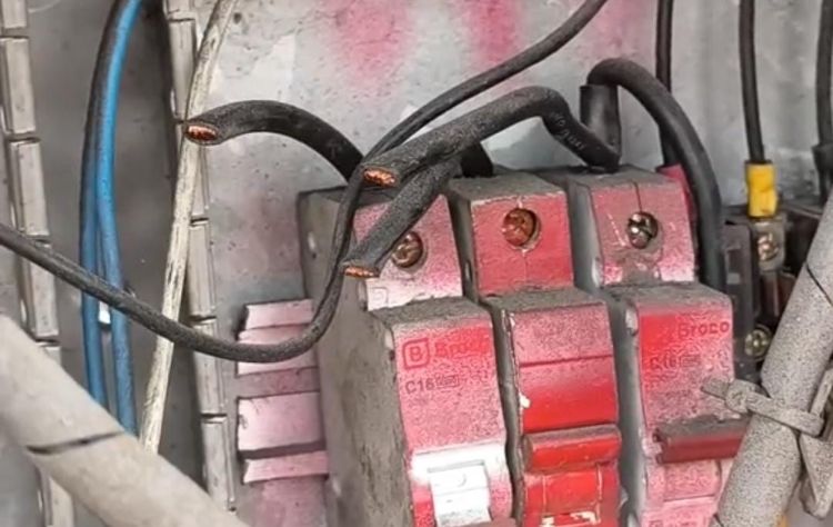 Potongan kabel dan panel PJU. Sumber: screenshoot akun TikTok @pjudishubkabbekasi