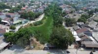 Aliran Kali Waru yang melintasi Perumahan Puri Cendana hingga Griya Bekasi Indah 2, Kecamatan Tambun Selatan, Kabupaten Bekasi, kembali tertutup eceng gondok dan rumput liar sepanjang kurang lebih dua kilometer.