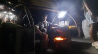 Hanhan (26), pedagang kerak telor 'Dawala 999' mengaku penjualan dagangannya meningkat selama kegiatan nobar final FIFA ASEAN Cup 2026 di Taman Sehati, Kompleks Stadion Wibawa Mukti, Kelurahan Sertajaya, Kecamatan Cikarang Timur, Senin (05/10) malam.
