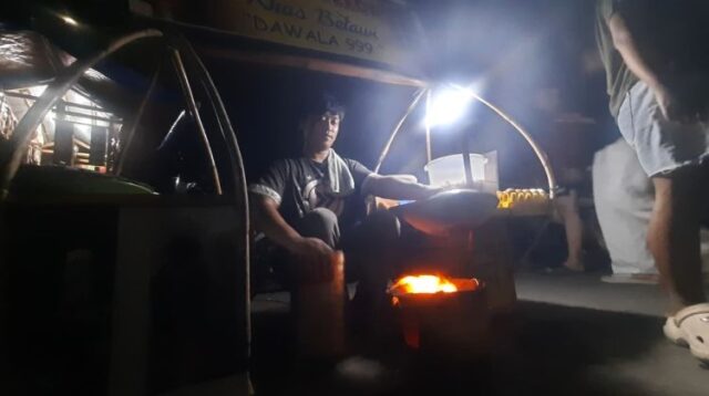 Hanhan (26), pedagang kerak telor 'Dawala 999' mengaku penjualan dagangannya meningkat selama kegiatan nobar final FIFA ASEAN Cup 2026 di Taman Sehati, Kompleks Stadion Wibawa Mukti, Kelurahan Sertajaya, Kecamatan Cikarang Timur, Senin (05/10) malam.