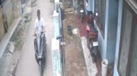 Maling Kontrakan Cibitung Screenshoot rekaman CCTV terduga pelaku.