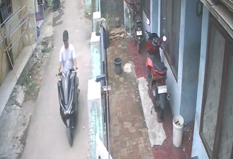 Maling Kontrakan Cibitung Screenshoot rekaman CCTV terduga pelaku.
