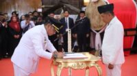 Gubernur Jawa Barat Dedi Mulyadi saat melantik Asep Surya Atmaja sebagai Bupati Bekasi sisa masa jabatan 2025 – 2030 di Bale Gede, Gedung Pakuan, Kota Bandung, Jumat (23/10).