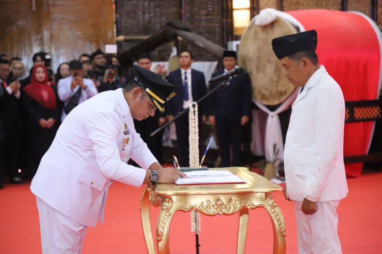 Gubernur Jawa Barat Dedi Mulyadi saat melantik Asep Surya Atmaja sebagai Bupati Bekasi sisa masa jabatan 2025 – 2030 di Bale Gede, Gedung Pakuan, Kota Bandung, Jumat (23/10).