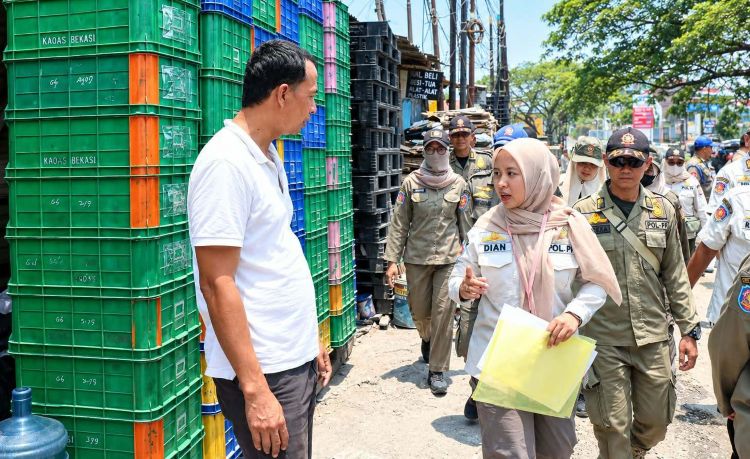 Satuan Polisi Pamong Praja (Satpol PP) Kabupaten Bekasi mengirimkan surat pemberitahuan pelaksanaan penertiban kepada pemilik 19 bangunan liar yang berdiri di atas tanah negara milik Direktorat Jenderal Bina Marga, Kementerian Pekerjaan Umum di Kampung Jarakosta, Desa Sukanadau, Kecamatan Cikarang Barat, Kabupaten Bekasi.
