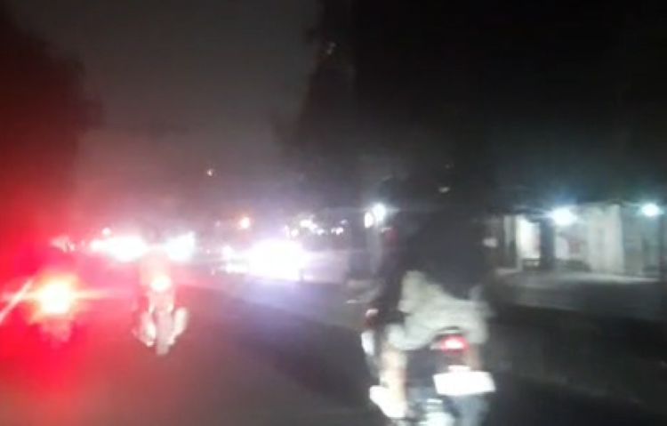 Lampu penerangan jalan umum (PJU) di sepanjang Jalan Inspeksi Kalimalang, mulai dari Fly Over Tegal Gede, Desa Pasirsari, Kecamatan Cikarang Selatan, hingga Fly Over Jababeka, Desa Wangunharja, Kecamatan Cikarang Utara, dilaporkan padam. Kondisi ini dikeluhkan pengguna jalan karena mengganggu kenyamanan dan keamanan berkendara pada malam hari.