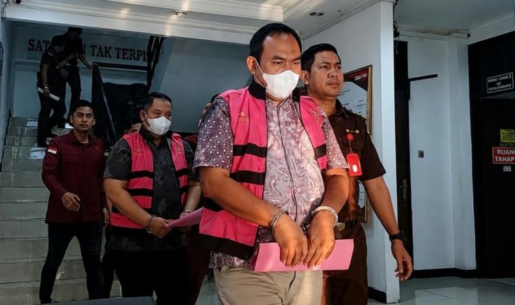 Kejaksaan Negeri (Kejari) Kabupaten Bekasi menetapkan tiga pejabat di lingkungan Perusahaan Umum Daerah (Perumda) Tirta Bhagasasi Bekasi sebagai tersangka dalam kasus dugaan tindak pidana korupsi pemasangan sambungan langganan air bersih tahun 2024–2025.