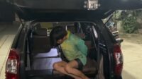 Pelaku perampokan terhadap M (42), istri pengusaha limbah di Desa Karangraharja, Kecamatan Cikarang Utara, Kabupaten Bekasi, ternyata bukan orang asing bagi korban. Pelaku berinisial AS alias AAK diketahui merupakan pelanggan yang beberapa kali datang ke rumah korban untuk menjual barang bekas.