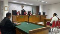 Tim penasihat hukum Rahmat Atong meminta majelis hakim Pengadilan Tindak Pidana Korupsi (Tipikor) pada Pengadilan Negeri Bandung menjatuhkan putusan bebas terhadap mantan Sekretaris DPRD Kabupaten Bekasi tersebut dalam perkara dugaan korupsi tunjangan perumahan DPRD.Permintaan vrijspraak atau putusan bebas itu disampaikan melalui duplik dalam sidang perkara Nomor 54/Pid.Sus/Tpk/2026/PN.Bdg, Senin (12/10).