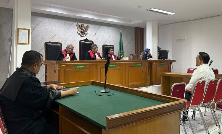 RA SIDANG DUPLIK Tim penasihat hukum Rahmat Atong meminta majelis hakim Pengadilan Tindak Pidana Korupsi (Tipikor) pada Pengadilan Negeri Bandung menjatuhkan putusan bebas terhadap mantan Sekretaris DPRD Kabupaten Bekasi tersebut dalam perkara dugaan korupsi tunjangan perumahan DPRD.Permintaan vrijspraak atau putusan bebas itu disampaikan melalui duplik dalam sidang perkara Nomor 54/Pid.Sus/Tpk/2026/PN.Bdg, Senin (12/10).