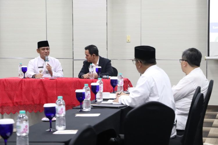 Plt. Bupati Bekasi Asep Surya Atmaja menghadiri kegiatan Koordinasi Persiapan UHC Prioritas Kabupaten Bekasi 2026, Jum'at (09/10).