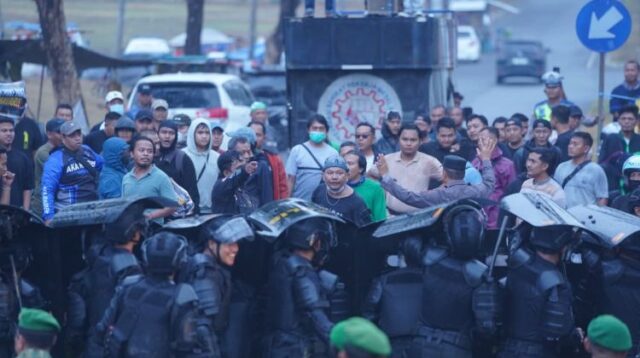 Simulasi Sistem Pengamanan Kota (Sispamkota) Ops Wibawa Mukti Jaya 2026 di Kompleks Pemda Kabupaten Bekasi, Jumat (30/10).