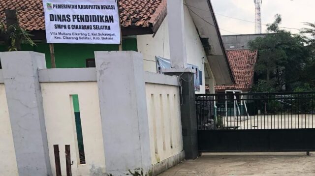 Lebih dari 500 siswa SMPN 6 Cikarang Selatan hingga kini masih menumpang belajar di SMPN 3 Cikarang Selatan. Kondisi tersebut terjadi setelah sekolah membuka penerimaan peserta didik baru selama dua tahun.