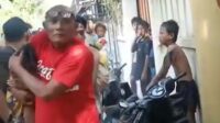 Petugas kepolisian saat mengevakuasi kedua pemuda yang diamankan warga di Kampung Elo RT 03/05 Desa Sukamanah kecamatan Sukatani, Kabupaten Bekasi, Selasa (06/10).