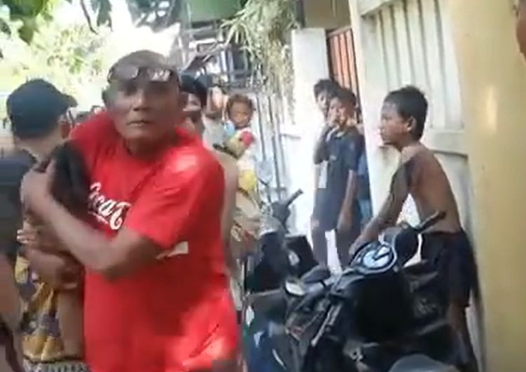 Petugas kepolisian saat mengevakuasi kedua pemuda yang diamankan warga di Kampung Elo RT 03/05 Desa Sukamanah kecamatan Sukatani, Kabupaten Bekasi, Selasa (06/10).