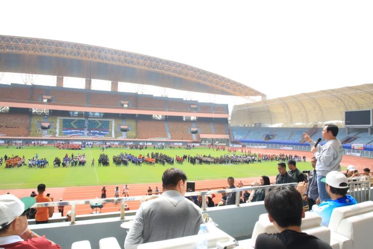 Ketua DPD RI Sultan Bachtiar Najamudin saat membuka Turnamen BLISPI Youth Cup V di Stadion Wibawamukti, Kelurahan Sertajaya, Kecamatan Cikarang Timur, Kabupaten Bekasi, Minggu (25/10).
