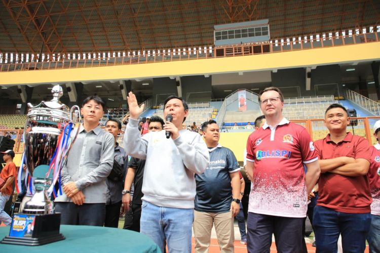 Ketua DPD RI Sultan Bachtiar Najamudin saat membuka Turnamen BLISPI Youth Cup V di Stadion Wibawamukti, Kelurahan Sertajaya, Kecamatan Cikarang Timur, Kabupaten Bekasi, Minggu (25/10).