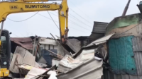 Sebanyak 19 bangunan di atas lahan milik Direktorat Jenderal Bina Marga, Kementerian Pekerjaan Umum, di Jalan Raya Jarakosta, Desa Sukadanau, Kecamatan Cikarang Barat, Kabupaten Bekasi, dibongkar pada Senin (26/10).
