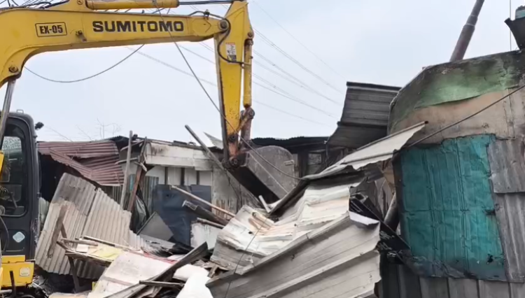 Screenshot 2026-10-26 150605 Sebanyak 19 bangunan di atas lahan milik Direktorat Jenderal Bina Marga, Kementerian Pekerjaan Umum, di Jalan Raya Jarakosta, Desa Sukadanau, Kecamatan Cikarang Barat, Kabupaten Bekasi, dibongkar pada Senin (26/10).