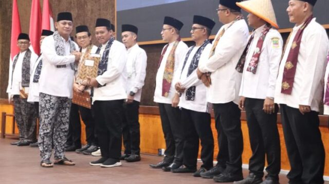 Pembentukan dan penyerahan Surat Keputusan (SK) TP2D berlangsung di Aula KH Noer Ali, Gedung Bupati, Kompleks Pemkab Bekasi, Cikarang Pusat pada Jumat 16 Oktober 2026 lalu.