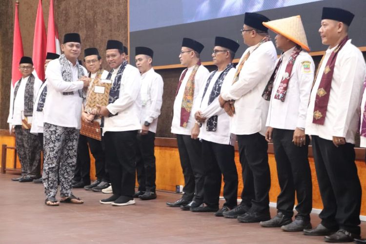 Pembentukan dan penyerahan Surat Keputusan (SK) TP2D berlangsung di Aula KH Noer Ali, Gedung Bupati, Kompleks Pemkab Bekasi, Cikarang Pusat pada Jumat 16 Oktober 2026 lalu.