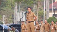 Sekretaris Daerah Kabupaten Bekasi, Endin Samsudin saat memberikan amanat pada Apel Pagi di Plaza Pemkab Bekasi, Senin (05/10).